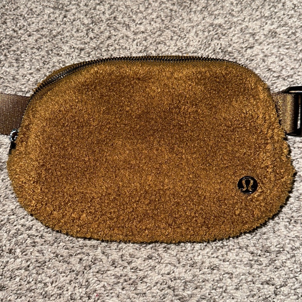 LULULEMON everywhere fleece 1L belt bag!